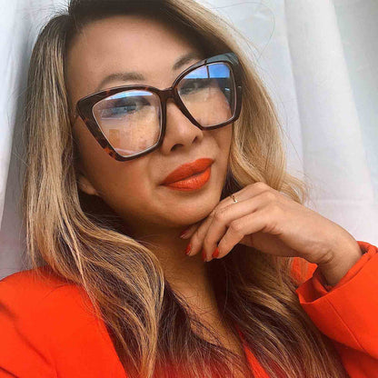female wearing becky iv glasses