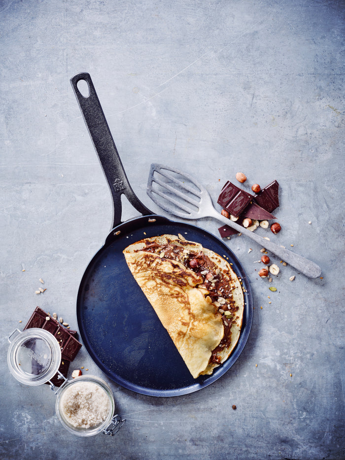 Black Steel pannenkoekenpan 26 cm zwart met pannenkoek