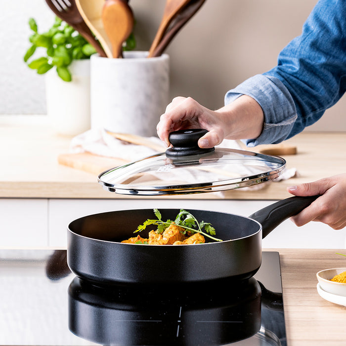 Brilliant hapjespan 24 cm zwart met bereid gerecht