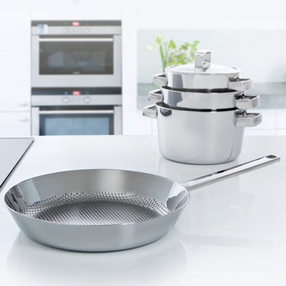 Conical Deluxe koekenpan in de keuken, stackable.