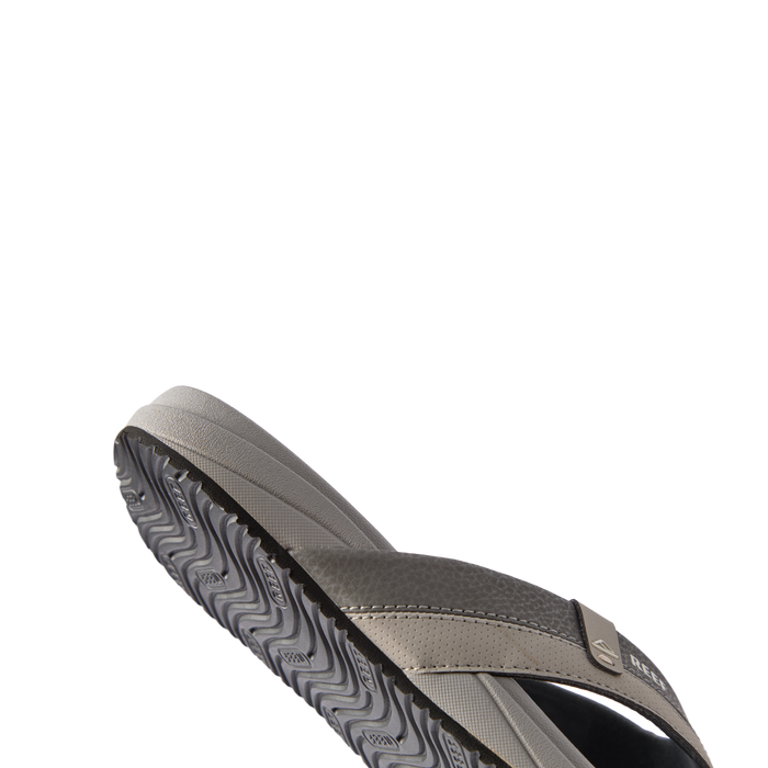 Cushion Phantom 2.0 gray men’s sandal, side view of sole and strap, surf-inspired comfort and arch support.