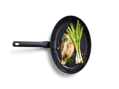 Easy Induction vispan 32 cm zwart met vis bovenaanzicht