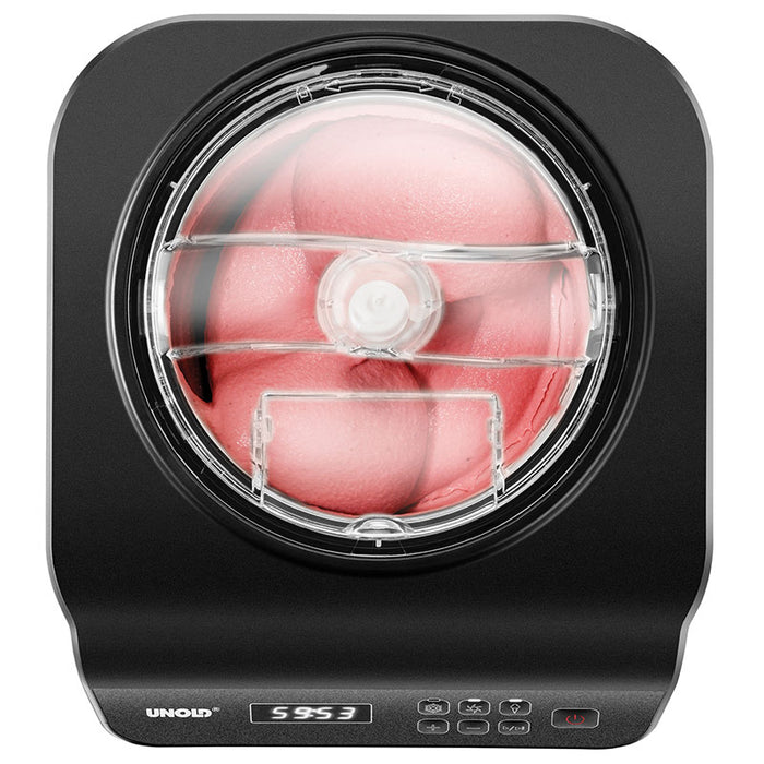 Draufsicht auf die Unold Eismaschine Uno 1,2 L in Schwarz mit transparentem Deckel, die rosa Eiscreme produziert. Das Display und die Bedientasten sind auf der Vorderseite sichtbar.