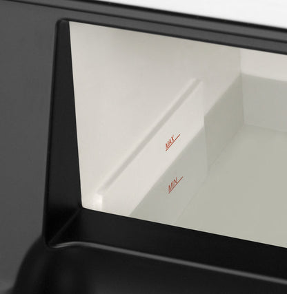 Nahaufnahme des Eiswürfelbereiters Edel von Unold mit transparentem Wasserbehälter. Zwei rote Linien mit den Beschriftungen „MAX“ und „MIN“ auf der weißen Innenwand zeigen den maximalen und minimalen Füllstand an.