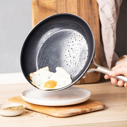 BK Magma koekenpan 28 cm zwart, met omelet.