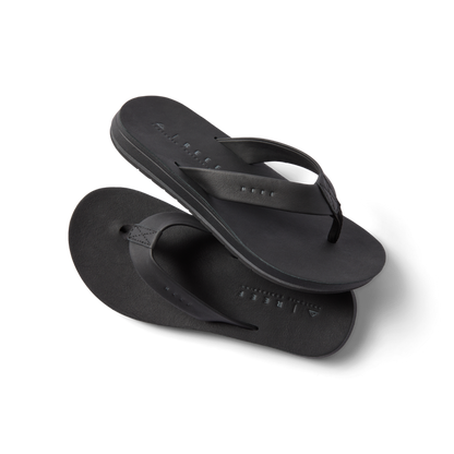 Ojai Classic women’s black flip flops facing right, close-up of cushioned footbed with arch support and soft straps