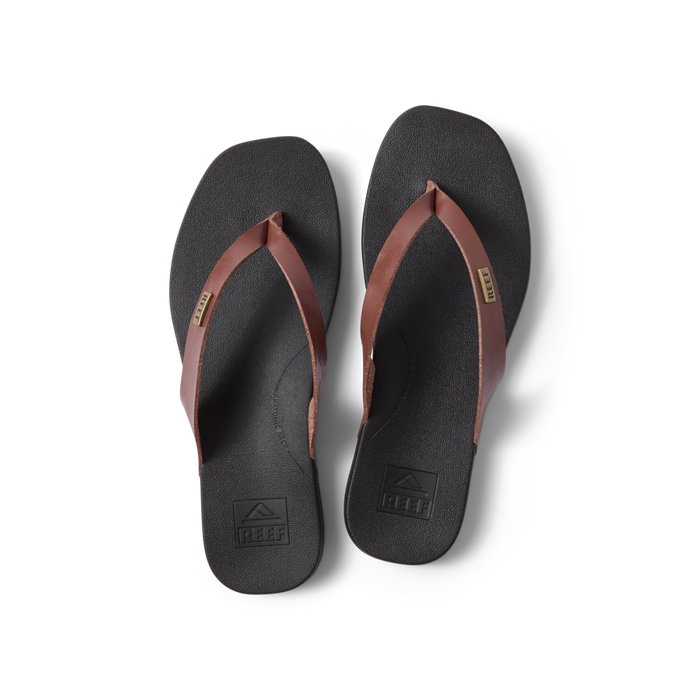 Vista Lune women's flip flops, top view showing brown straps and black footbed with anatomical arch support, beach-inspired comfort.