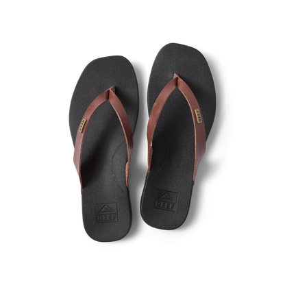 Vista Lune women's flip flops, top view showing brown straps and black footbed with anatomical arch support, beach-inspired comfort.