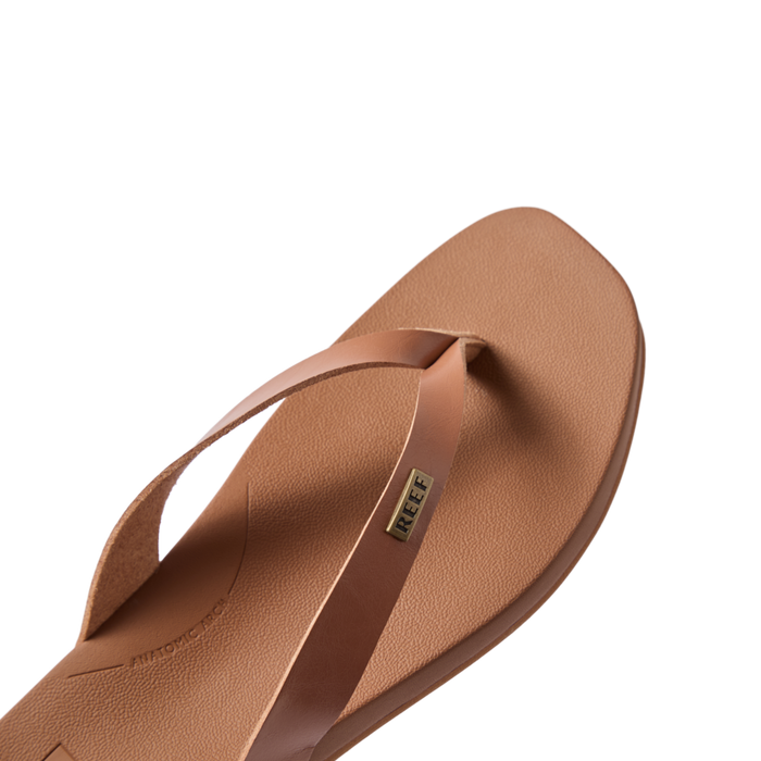 Vista Lune women's tan sandal facing right, close-up of cushioned toe post and footbed with arch support