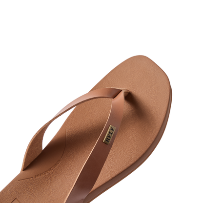 Vista Lune women's tan sandal facing right, close-up of cushioned toe post and footbed with arch support
