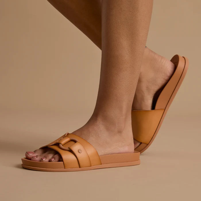 Vista Soho Cruz women's sandal facing right, showing side and top view with soft-rebound cushioning and arch support.
