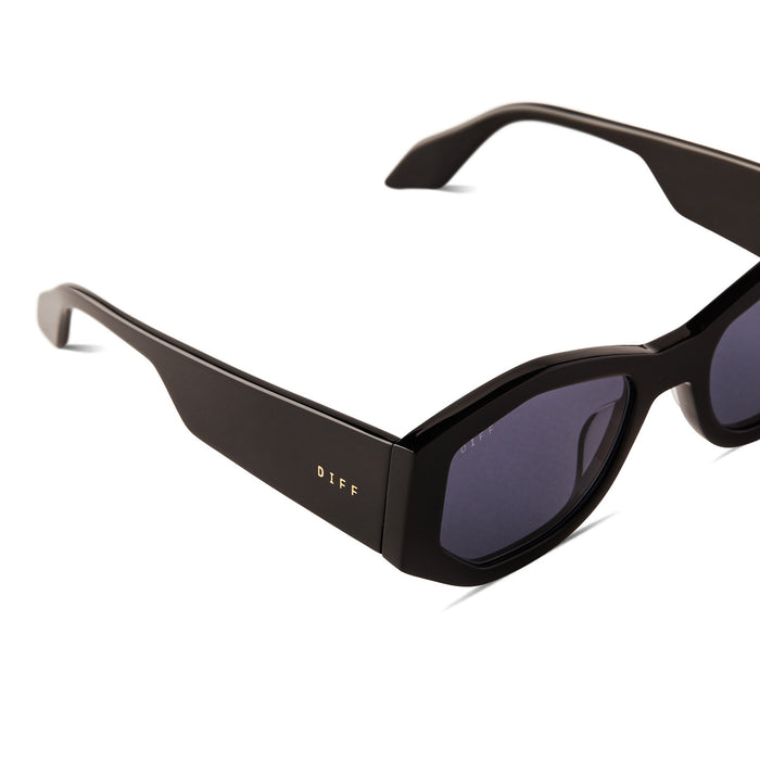 diff eyewear zoe oval sunglasses with a black frame and grey polarized lenses detailed view